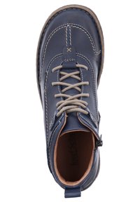 Námořnické kožené kotníkové boty s kontrastním béžovým prošíváním, kulatou špičkou, šněrováním vpředu a bočním zipem pro snadné obouvání. Měkké vnitřní podšívání.