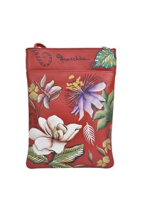 Rode leren tas met kleurrijke bloemenpatronen, waaronder magnolia's en passiebloemen, met een bovenste rits en decoratieve accenten.