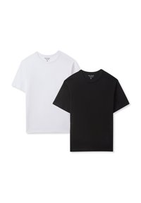 Dwie bawełniane koszulki, czarna i biała, krótkie rękawy, okrągły dekolt, prosty design, bez widocznych wzorów lub akcentów.