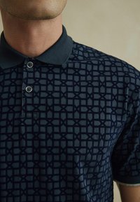 Next FLOCKED - Pikeepaita - navy blue geo
