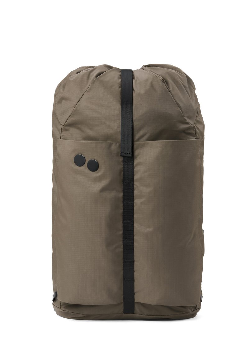 Brauner Rolltop-Rucksack mit schwarzem, vertikalem Riemen und zwei runden schwarzen Knöpfen auf der Vortasche, auf weißem Hintergrund aufrecht stehend.