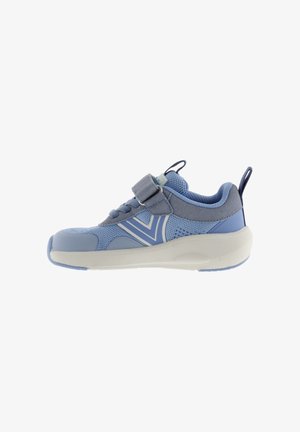 Lichtblauwe sportschoen met witte zool, meshstof, klittenbandsluiting, lusjes op de tong en hiel, en een decoratief gestreept patroon aan de zijkant.