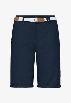 Granatowe spodenki do kolan z podwiniętymi brzegami oraz białym plecionym paskiem z brązowymi skórzanymi akcentami i srebrną klamrą.