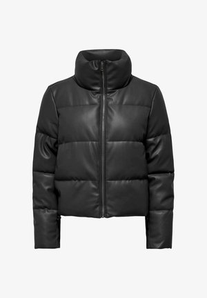 Sort polstret jakke lavet af glat kunstlæder med høj krave, lynlås foran og vandret quiltet design. Ærmekanterne er tætsluttende.