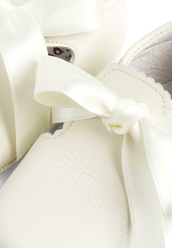 BADANA MERCEDITA BEBE BAUTIZO – Riemchenballerina – beige