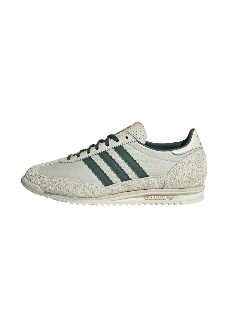 Tenisky Adidas s vrchnou časťou z svetlo sivej kože, textúrovanými sivými semišovými akcentmi, zelenými pruhmi a bielou gumovou podrážkou.