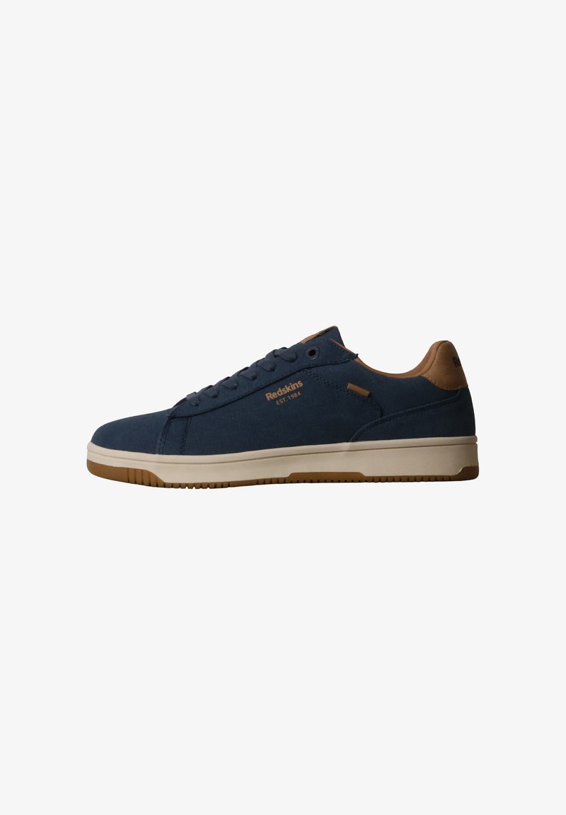 Baskets basses bleu marine avec des détails marron, semelle blanche et texte « Redskins EST. 1984 » sur le côté, vues de l’extérieur.