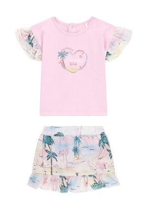 Top rosa per bambina con stampa a forma di cuore con palme e maniche arricciate, abbinato a una gonna a balze con scena da spiaggia in tonalità pastello.