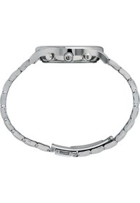 Montre-bracelet en métal argenté avec un boîtier rond, un bracelet à maillons texturé et une couronne distincte. Présente un design minimaliste et des lignes épurées.