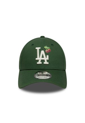 Cappellino da baseball verde con design strutturato, con logo "LA" ricamato in bianco e grafica di una ciliegia. Strap regolabile sul retro.