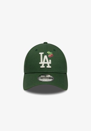 Zielona czapka z daszkiem o ustrukturyzowanym kształcie, z białym haftowanym logo "LA" i grafiką wiśni. Regulowany pasek z tyłu.