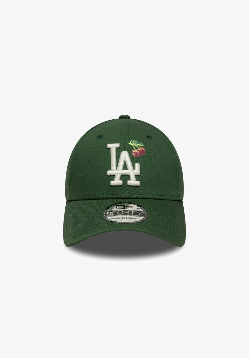 Πράσινο καπέλο μπέιζμπολ με δομημένο σχεδιασμό, με λευκό κεντητό λογότυπο "LA" και γραφικό κεράσι. Ρυθμιζόμενος ιμάντας στο πίσω μέρος.