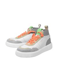 Sneakers alte con sezioni in pelle bianca e camoscio grigio, lacci arancioni vivaci, un accento verde texturizzato e un colletto a fantasia.