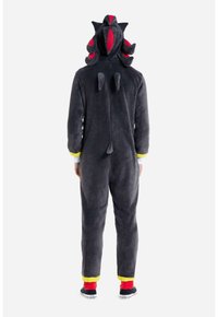Tutina in pile grigia con cappuccio, caratterizzata da accenti rossi e neri, picchi testurizzati e polsini gialli. Presenta un design semplice ispirato agli animali.
