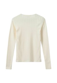 Hosszú ujjú, bordázott krémszínű anyagból készült felső, vízszintes csíkokkal és kerek nyakkivágással. Sima tapintású, testhezálló kialakítású.