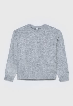 Pulover gri deschis cu un model texturat, tricotat, guler rotund și mâneci lungi. Finalizat cu un tiv și manșete cu dungi.