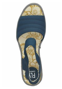 Sandalias azules con un upper texturizado, que cuenta con tres correas horizontales. La plantilla presenta un patrón floral en dorado sobre un fondo claro.