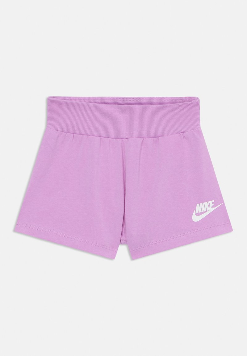 Lilac Nike šorti ar platu elastīgu jostu, īsu piegriezumu un baltu logo kreisajā augšstilbā. Gluda kokvilnas auduma konstrukcija.