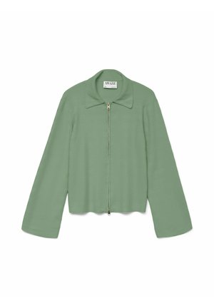 Vihreä lyhyt takki, jossa on pitkät hihat, kapeat kaulukset ja etuvetoketju. Valmistettu pehmeästä kankaasta, jossa on sileä tekstuuri.