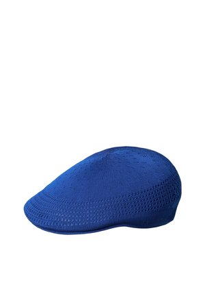 Gorra plana azul de punto con patrón texturizado y visera curva, mostrada aislada sobre fondo blanco.