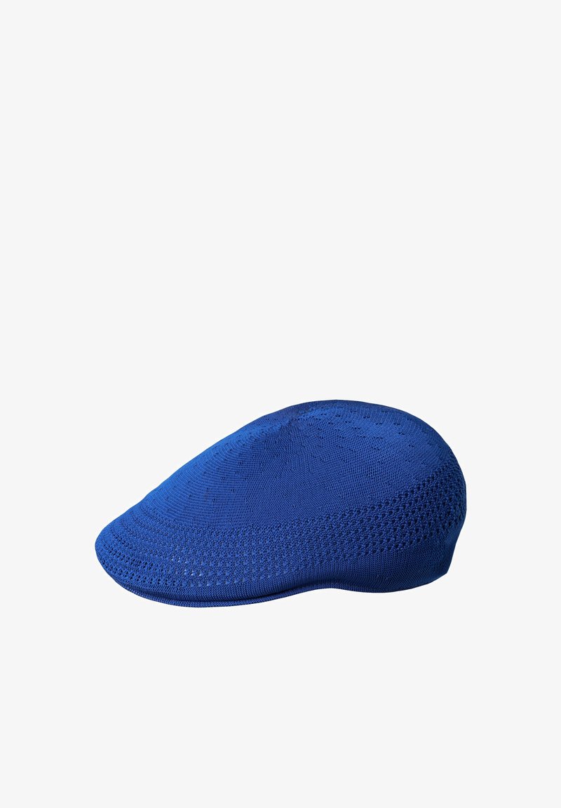 Casquette plate bleue tricotée avec motif texturé et visière courbée, présentée isolément sur fond blanc.