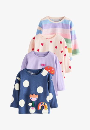 Cuatro camisetas infantiles de manga larga con diseños coloridos: grandes lunares blancos y parches, corazones rojos, tono morado y rayas horizontales en tonos pastel.