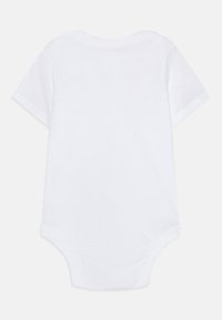 Hvit kortermet babybody laget av myk bomull, med rund hals og trykknapper i bunnen for enkel påkledning.