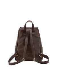 Bruine leren rugzak met een gestructureerd ontwerp, voorzien van verstelbare banden, een handvat bovenop en een gladde textuur. Geen zichtbare hardwaredetails.