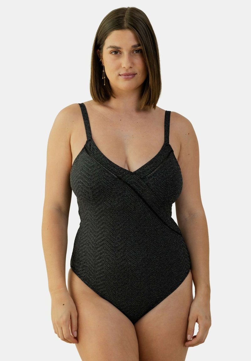 Maillot de bain une pièce noir avec un décolleté en V, texture en chevrons, fines bretelles ajustables et un design enroulé au niveau de la poitrine.