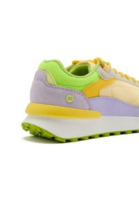 Zapatillas que presentan una mezcla de materiales en amarillo, verde, lavanda y gris. Diseño liviano con parte superior de malla texturizada y suela gruesa.