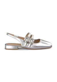 Zapato slingback de cuero plateado con punta afinada, tacón plano y tres correas decorativas adornadas con cristales transparentes. Textura suave.