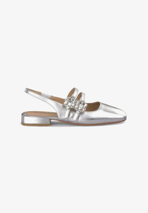 Zapato slingback de cuero plateado con punta afinada, tacón plano y tres correas decorativas adornadas con cristales transparentes. Textura suave.