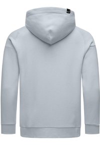 Sudadera con capucha de color azul claro, fabricada en tela suave, con mangas raglán, puños y dobladillo acanalados, que presenta una pequeña etiqueta de logo cerca del escote en la parte posterior.