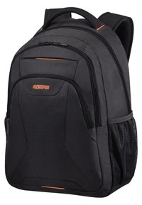 Zaino nero con accenti arancioni, realizzato in tessuto resistente, dotato di scomparti multipli, tasche laterali in rete e spallacci imbottiti.