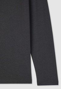 Ciemnoszara koszula z długim rękawem wykonana z miękkiej, teksturowanej tkaniny. Posiada zaokrąglony dekolt i przeszywane wykończenie u dołu, z luźnym krojem i szerokimi rękawami.