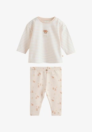 T-shirt bébé à manches longues rayé crème et beige avec un patch ours en peluche, accompagné de leggings crème avec de petits imprimés ours en peluche et arc-en-ciel.