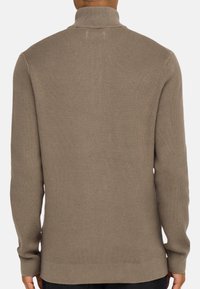 Sweter w kolorze taupe z prążkowaną strukturą, z wysokim kołnierzem i długimi rękawami, o dopasowanym kroju i teksturowanym materiale. Jednolity kolor, minimalne akcenty.