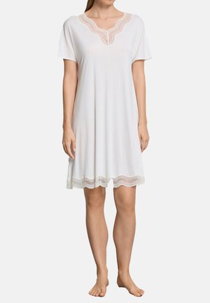 Hvid kortærmet natkjole med V-hals, der har blondekant ved halsudskæringen og bølget kant forneden for ekstra tekstur og detalje.