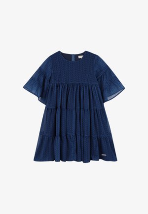 Robe longue bleu marine à étages avec manches courtes évasées, présentant un motif géométrique et une fermeture à boutons à l'arrière. Fabriquée en tissu léger.