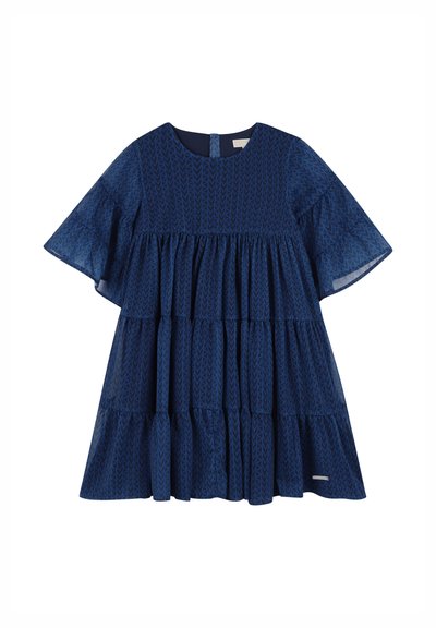 Robe longue bleu marine à étages avec manches courtes évasées, présentant un motif géométrique et une fermeture à boutons à l'arrière. Fabriquée en tissu léger.