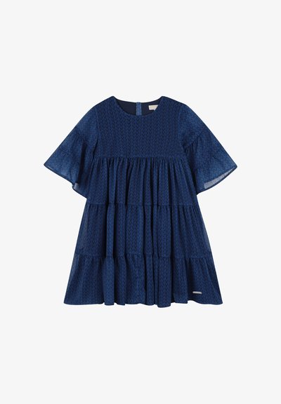 Robe longue bleu marine à étages avec manches courtes évasées, présentant un motif géométrique et une fermeture à boutons à l'arrière. Fabriquée en tissu léger.