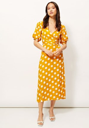 CRUZADO LARGO DE LUNARES - Vestido informal - amarillo
