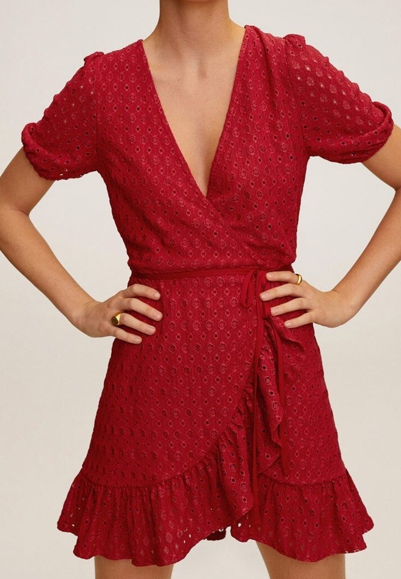 Rotes Kleid aus strukturiertem Stoff mit V-Ausschnitt, kurzen Puffärmeln, Wickeldesign und rüschensaum mit Bindegürtel.
