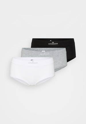 Schwarze Shorts mit einem weißen Logo, kombiniert mit einem weißen V-Ausschnitt-Bralette. Glatter Stoff, minimalistisches Design und verstellbare Träger am Oberteil.