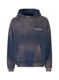 Felpa con cappuccio blu navy, dotata di tasca frontale a marsupio, polsini a costine e un piccolo logo sul lato sinistro del petto. Tessuto morbido tinto in capo.