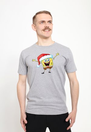 Šedé tričko s krátkým rukávem s grafikou Spongeboba v červené vánoční čepici s bílým lemem.