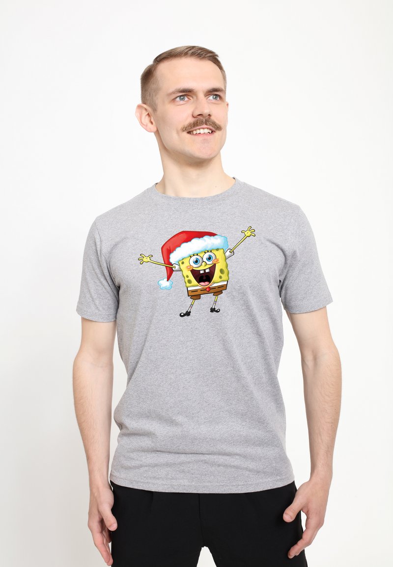 Šedé tričko s krátkým rukávem s grafikou Spongeboba v červené vánoční čepici s bílým lemem.