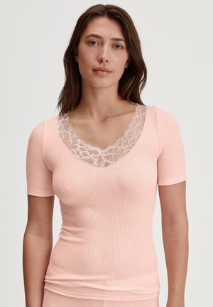Lichtroze ribbed top met korte mouwen en een V-hals, voorzien van een bloemenkantafwerking. Zachte textuur en aansluitend ontwerp.