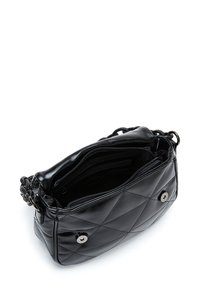 Borsa a tracolla in pelle trapuntata nera con catena, dotata di due scomparti con zip e hardware in tonalità argento, che mette in risalto una texture liscia.