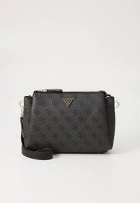 Musta teksturoitu keinonahkainen laukku, jossa on kohokuvioitu logokuvio, hopeiset metalliosat, vetoketjullinen suljin ja irrotettava olkahihna. Kompakti suorakulmainen muoto.